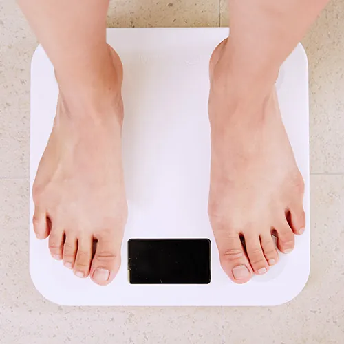 Zwei Füße auf einer digitalen Personenwaage