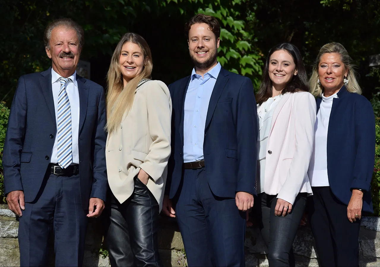Die Familie Milenkovics in eleganter Kleidung nebeneinander im Grazer Landhaushof