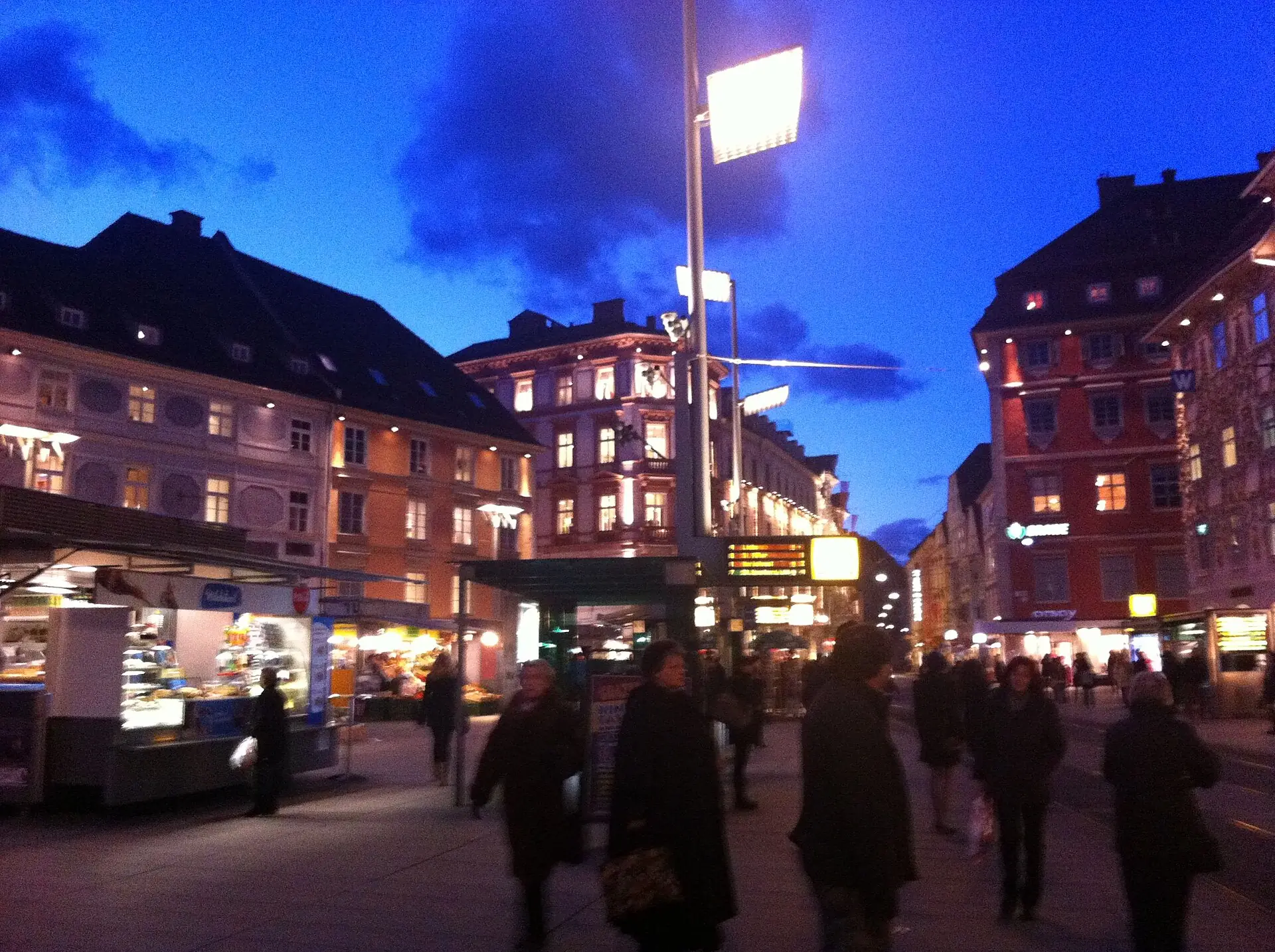 Der Grazer Hauptplatz in der Abenddämmerung mit beleuchteten Fassaden