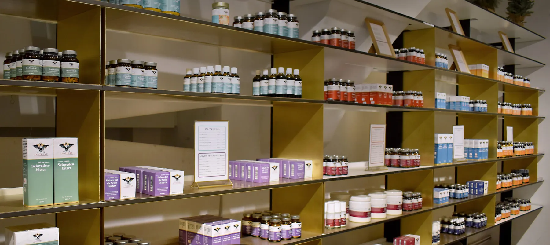 Regal mit den Hausspezialitäten der Adler Apotheke