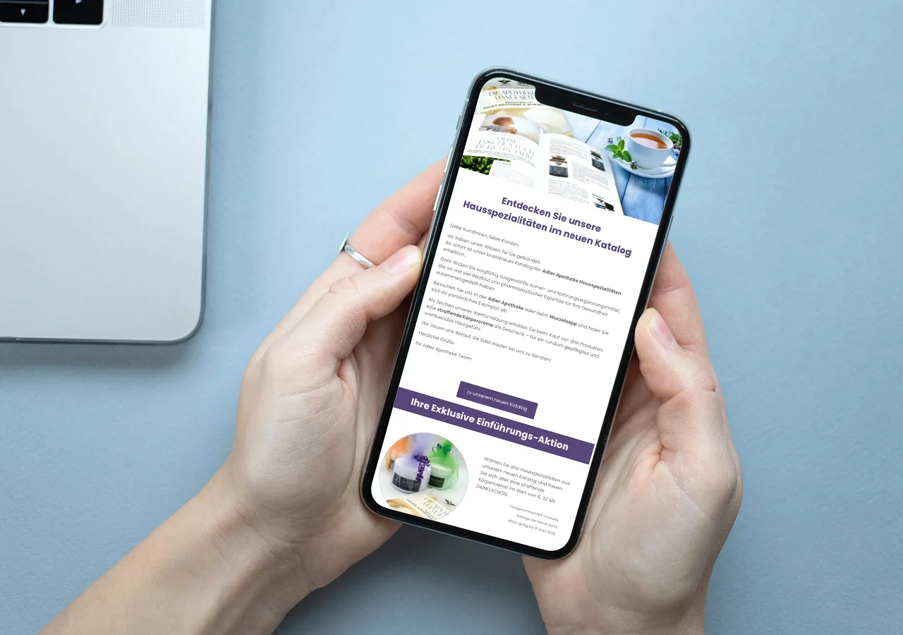 Hände halten ein Smartphone mit dem Newsletter der Adler Apotheke