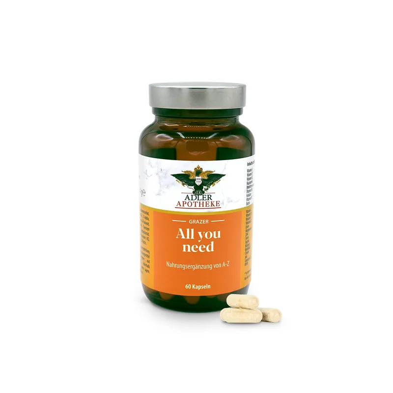 Ein dunkelbraunes Glas mit silbernen Schraubverschluss und orange Etikett des Grazer All you need Kapseln mit allen wichtigen Vitaminen. Im Vordergrund 4 weiße Kapseln zur Ansicht.