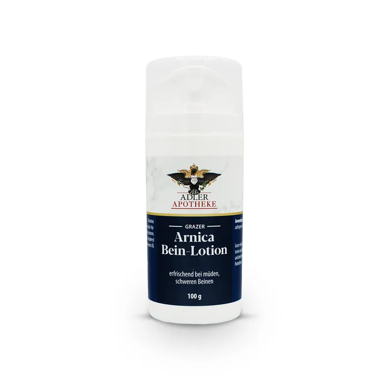 Eine weiße runde Flasche mit einem Spender zum drücken mit der Hand und einem blauen Etikett der Grazer Arnica Bein-Lotion.