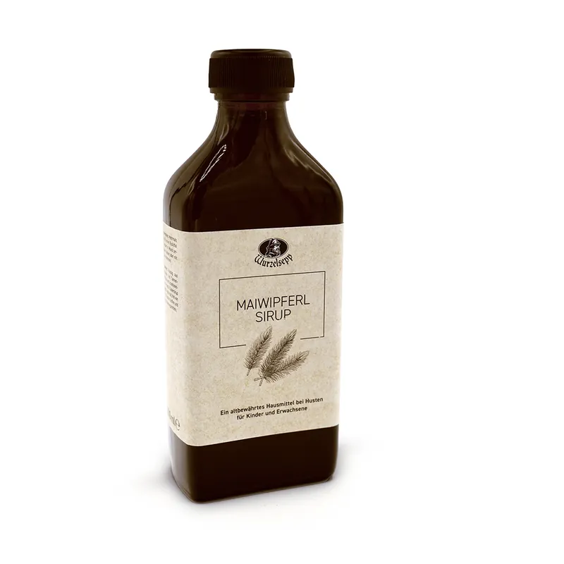 Eine braune eckige Glasflasche mit schwarzem Schraubverschluss und beigem Etikett des Wurzelsepp Maiwipferl Sirup, darunter drei Maiwipferlzweige.