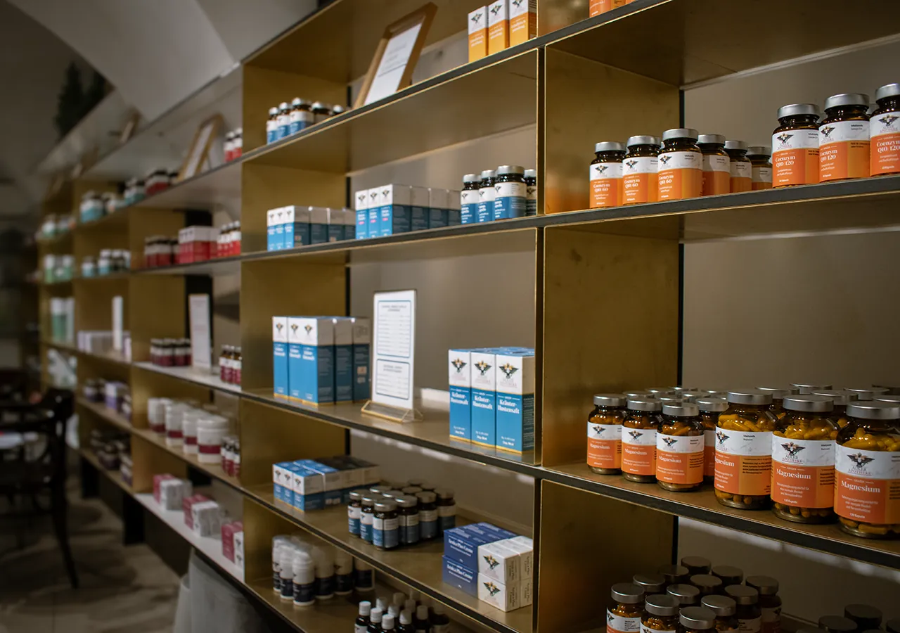 Regal in der Adler Apotheke mit Grazer Hausspezialitäten in Flaschen, Dosen und Verpackungen