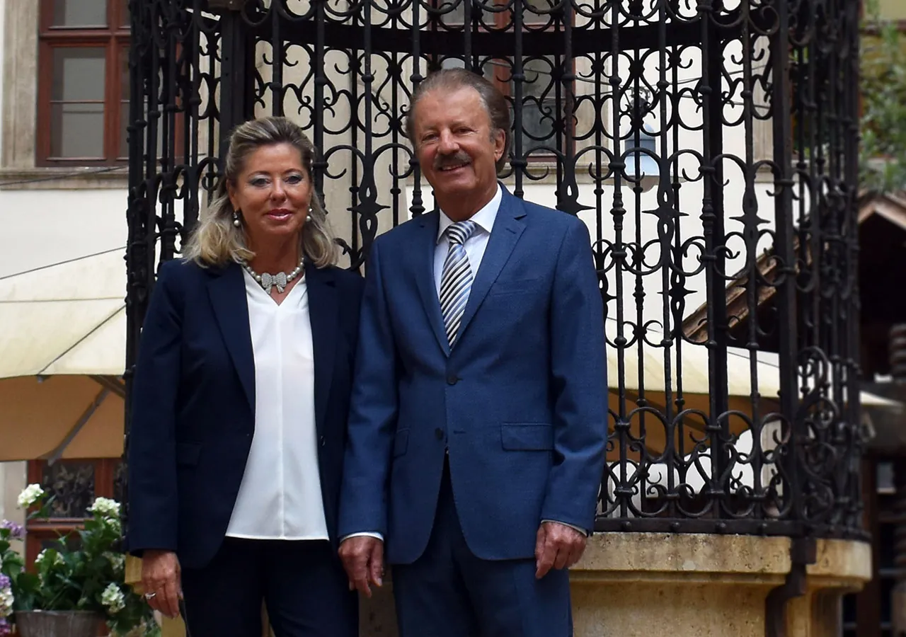 Silvia und Bernd Milenkovics vor dem geschmiedeten Brunnen im Landhaushof in Graz