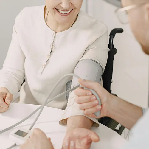 Blutdruckmessung durch eine Mitarbeiterin der Apotheke