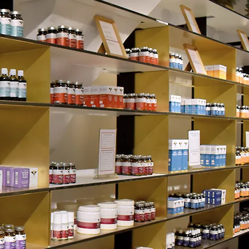 Regal mit Grazer Hausspezialitäten in der Adler Apotheke