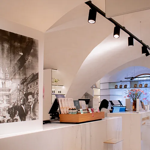 Blick ins Innere der Adler Apotheke mit großem Schwarz-Weiß-Wandbild und Marmortresen