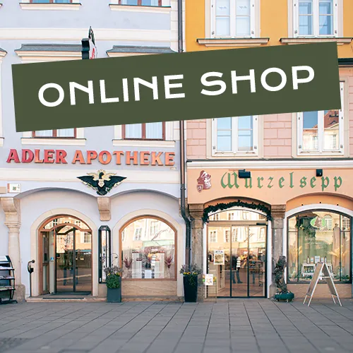 Außenansicht der Adler Apotheke und des Wurzelsepp mit dem Hinweis „Online Shop“