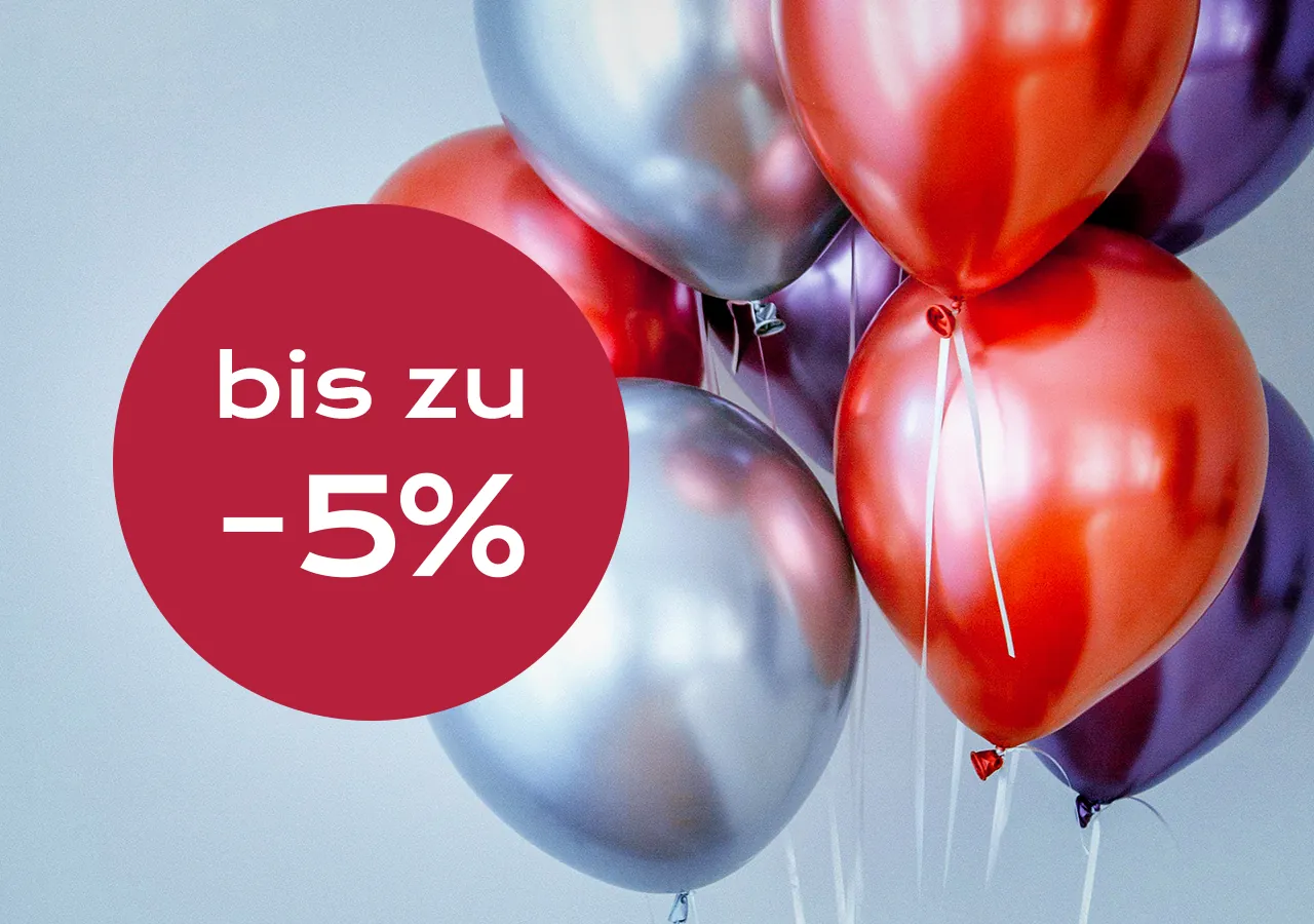 Glänzende Ballons in Silber, Rot und Violett mit dem Hinweis „bis zu -5 %“