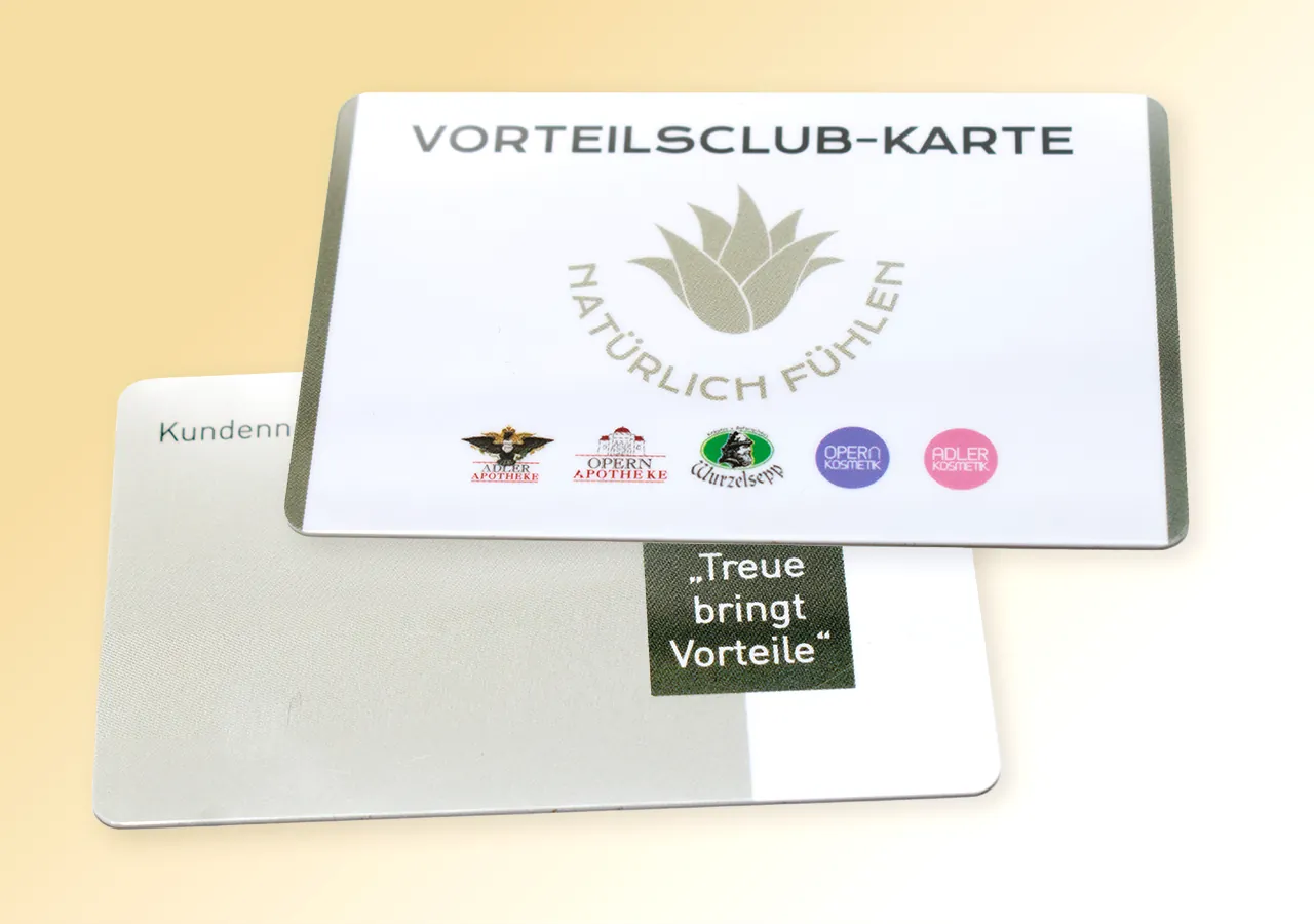 Vorteilsclub-Karte „Natürlich Fühlen“ mit den Logos der Betriebe und der Rückseite „Treue bringt Vorteile“
